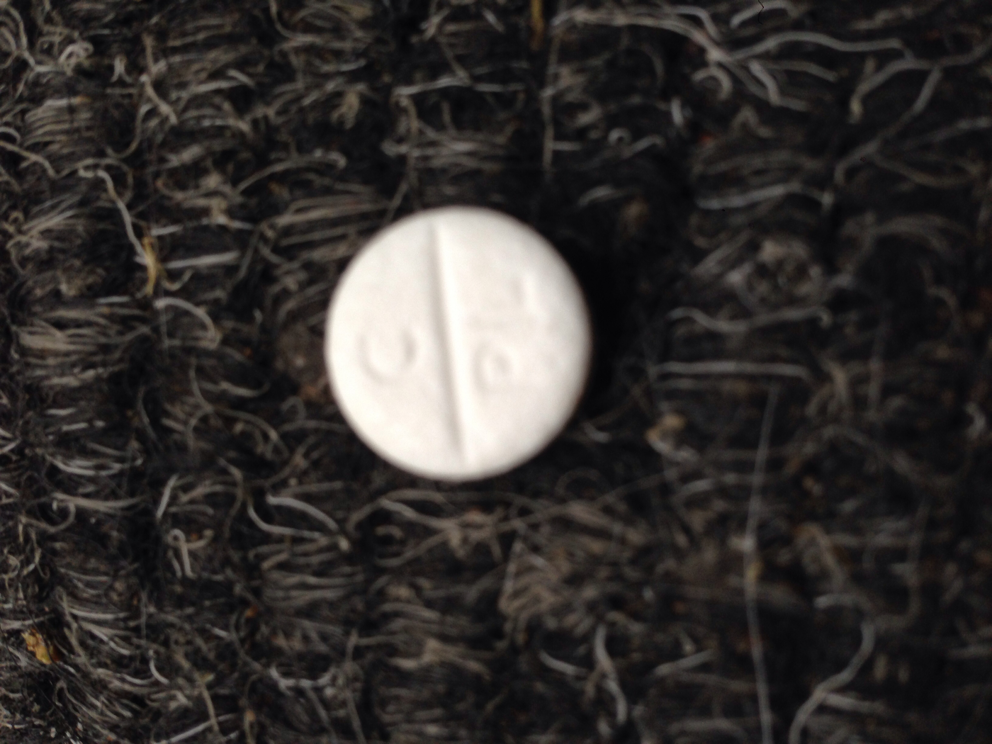 paracetamol tablet op mat