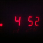 wekkerradio display "4.52" met alarm aan