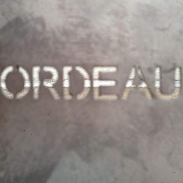 Tekst Bordeaux in straatbeeld