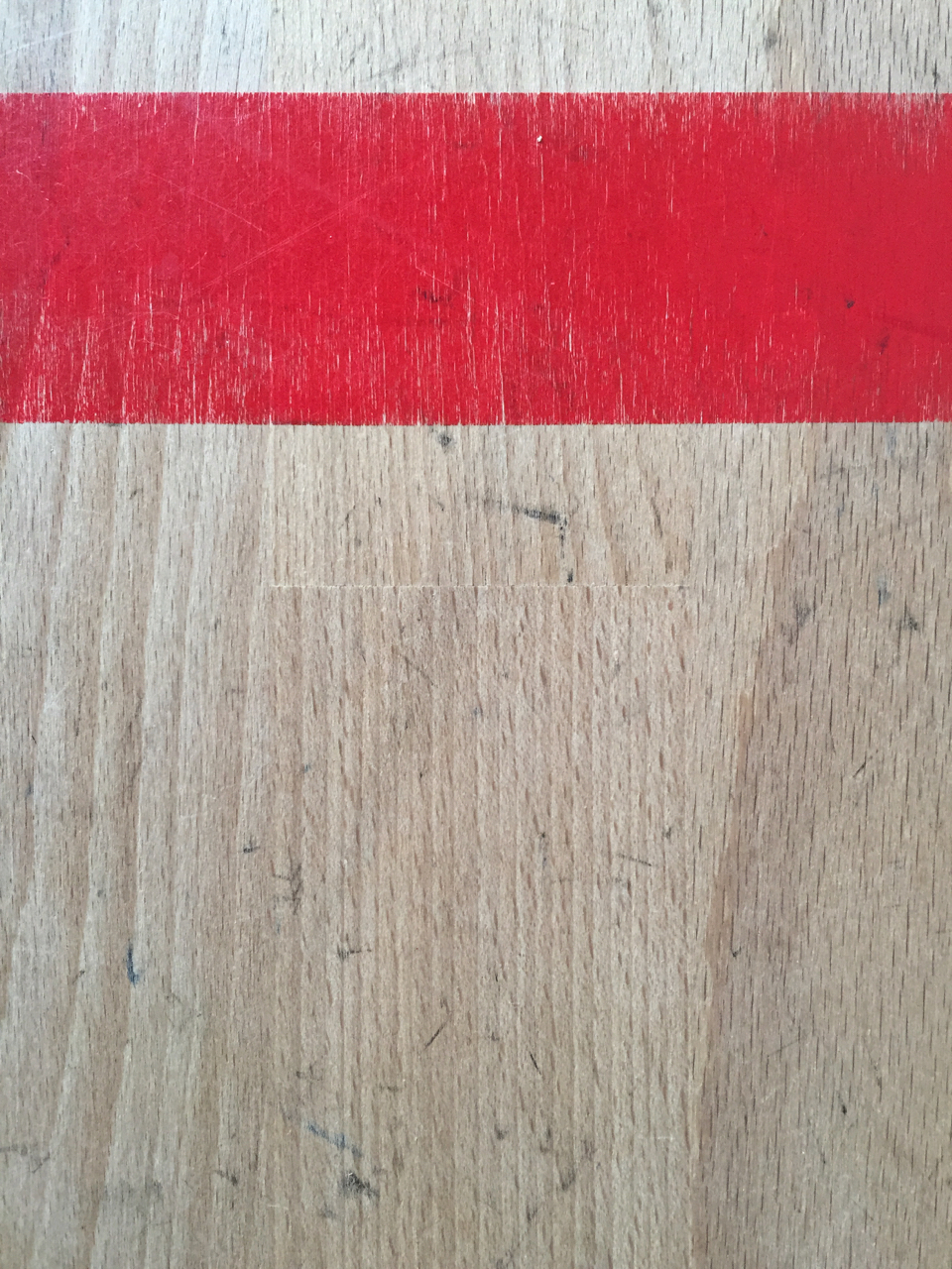 hout met rode streep